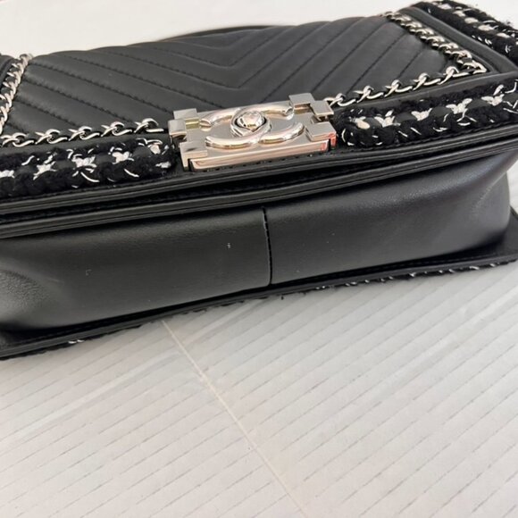 Chanel medium chevron braid around boy bag - Picture 15 of 15
